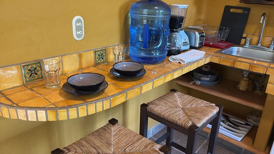 Coffee/tea facilities, Kitchen or kitchenette, Dining area