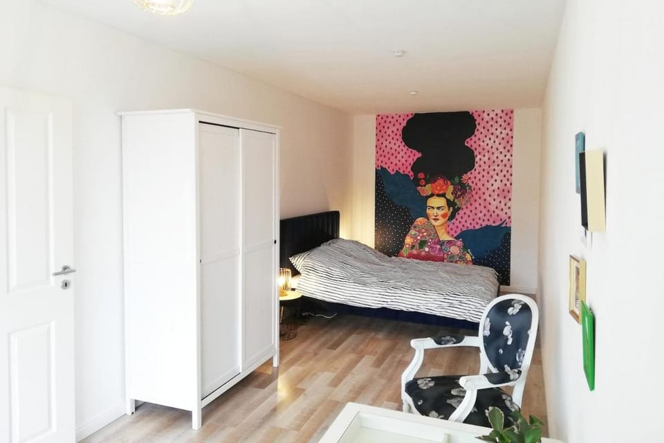 Photo of the whole room, Bedroom