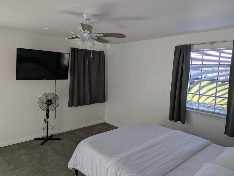 Bed, TV and multimedia, Bedroom