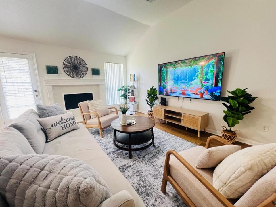 Communal lounge/ TV room, TV and multimedia, Living room, Seating area, Evening entertainment