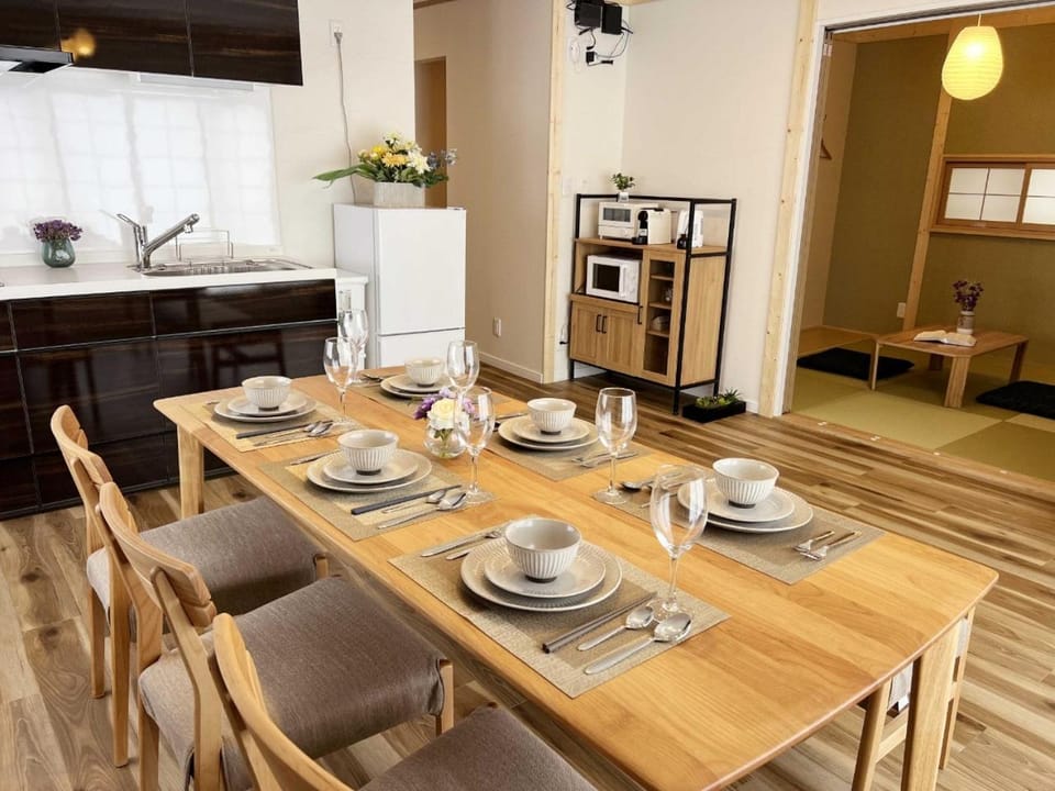 Coffee/tea facilities, Kitchen or kitchenette, Living room, Seating area, Dining area, Food, oven, stove, toaster