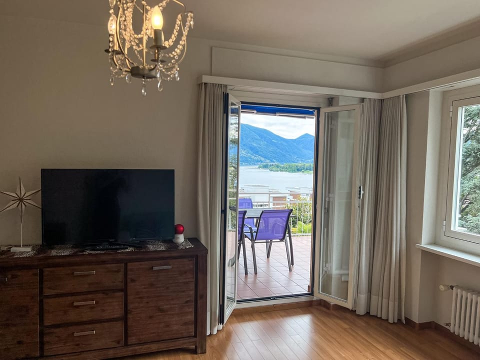 Condominio Panorama, 2 5-Zimmerwohnung by HolAp SA Apartment in Locarno