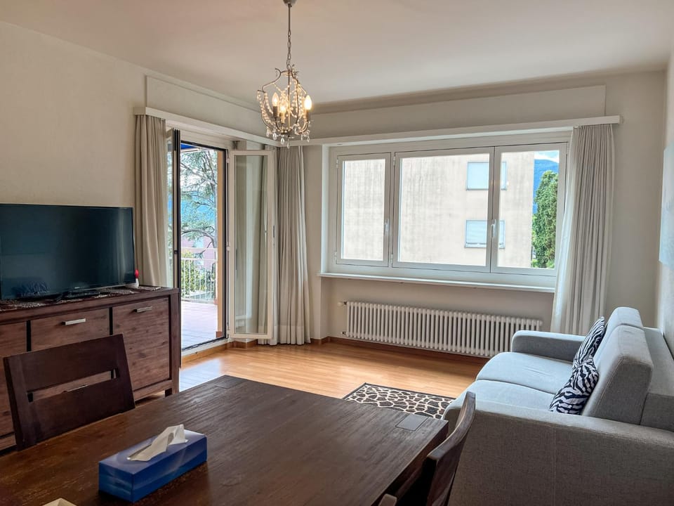 Condominio Panorama, 2 5-Zimmerwohnung by HolAp SA Apartment in Locarno