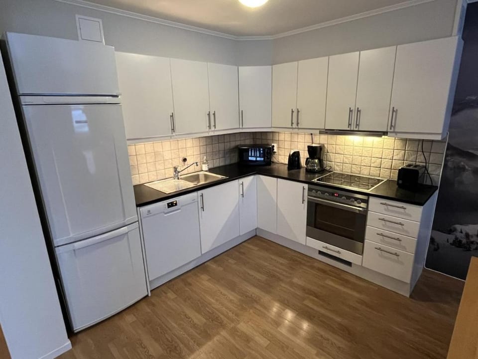 Coffee/tea facilities, dishwasher, oven, stove, toaster, kitchen