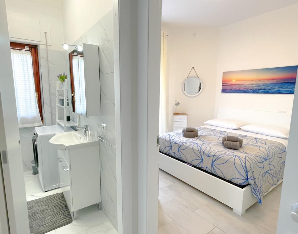 Bed, Bathroom, Photo of the whole room, Bedroom, towels