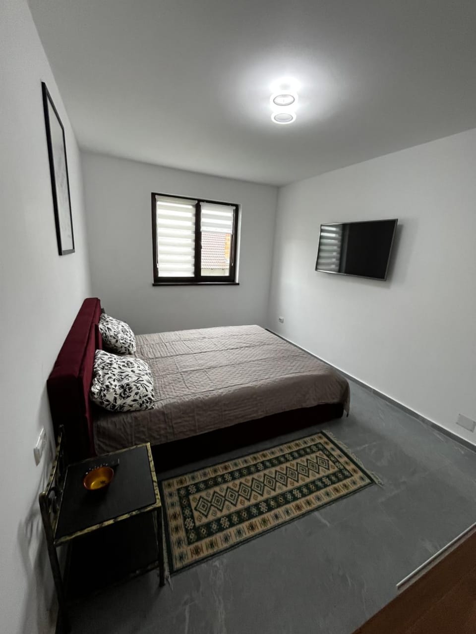 Bed, TV and multimedia, Photo of the whole room, Bedroom