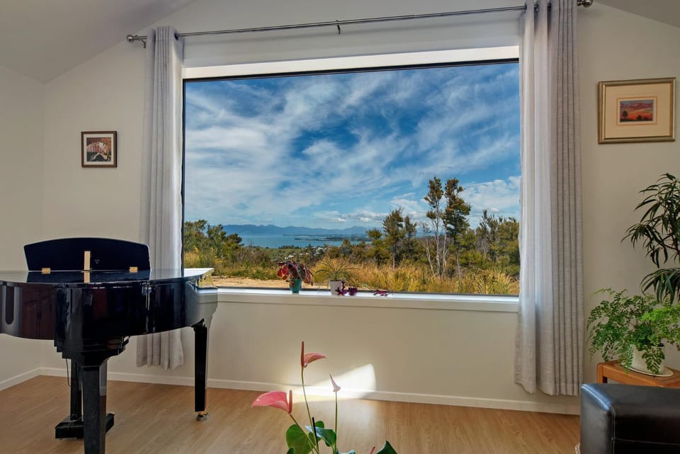 Natural landscape, View (from property/room), Living room, Sea view, Family