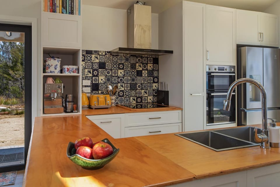 Coffee/tea facilities, Kitchen or kitchenette, oven, stove, toaster