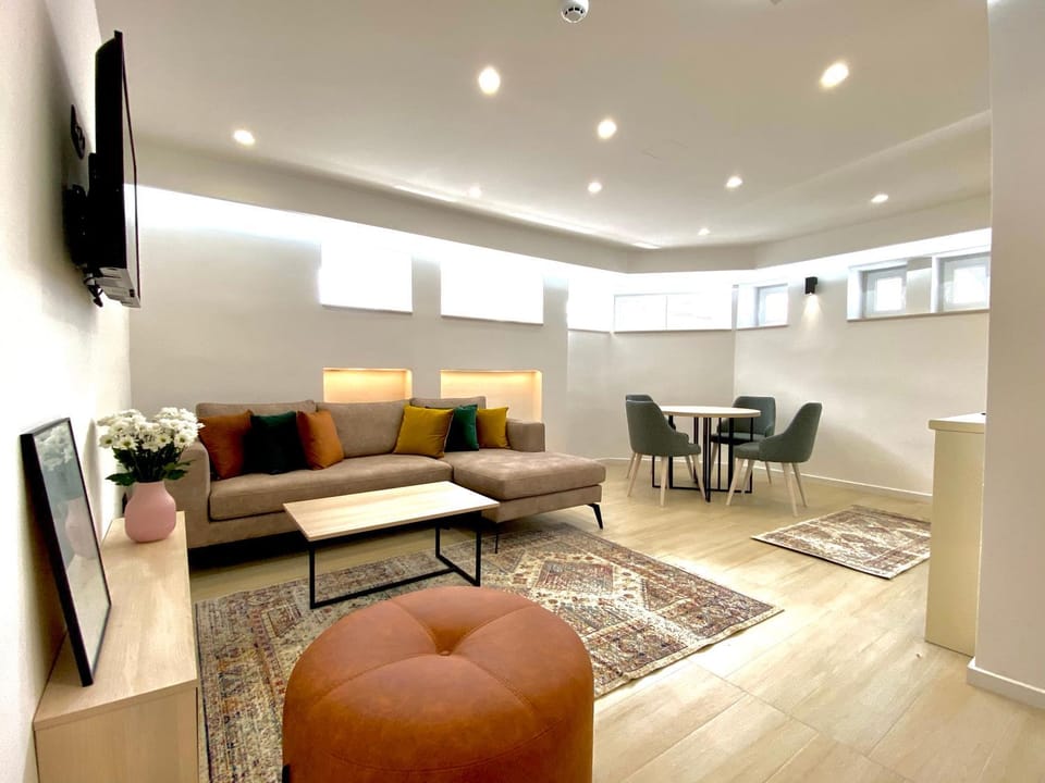 Property building, Off site, TV and multimedia, Living room, Seating area, Dining area, On site