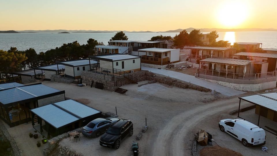 Property building, Day, Neighbourhood, Natural landscape, Bird's eye view, Sea view, Street view, Location, Sunrise, Sunset, Parking