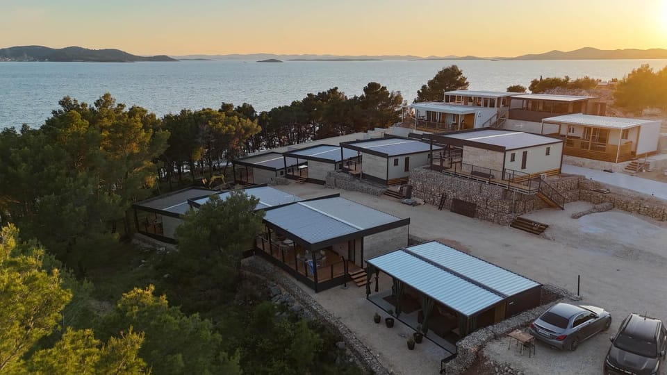 Property building, Day, Natural landscape, Bird's eye view, Sea view, Location, Sunrise, Sunset, Parking