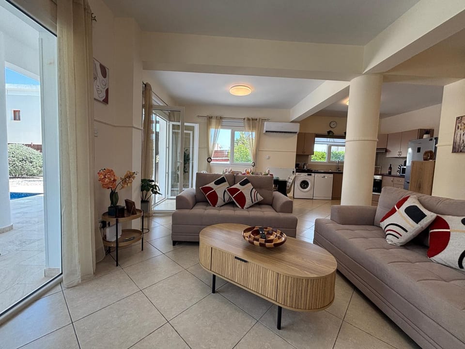 Villa Eden Palms, Coral-Bay, Pool Villa in Peyia
