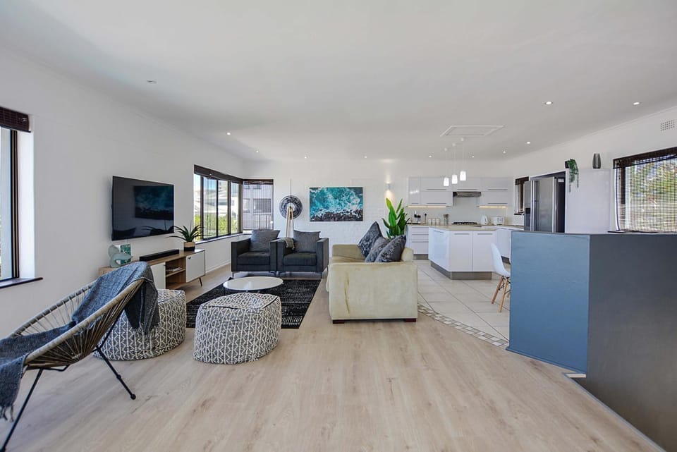 TV and multimedia, Living room, Seating area, Evening entertainment