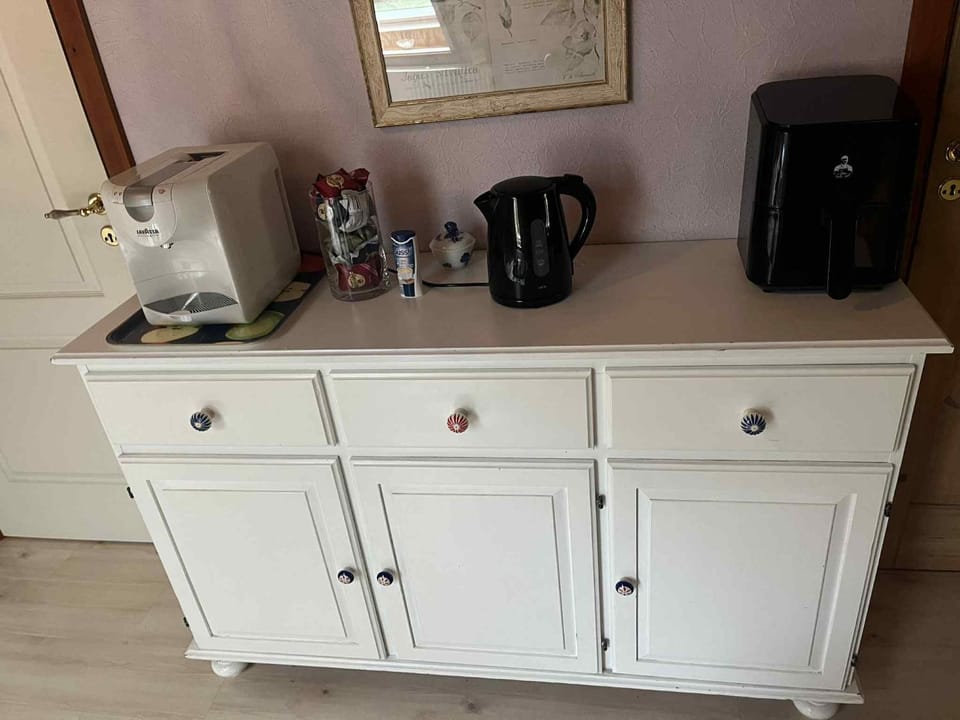 Coffee/tea facilities, oven