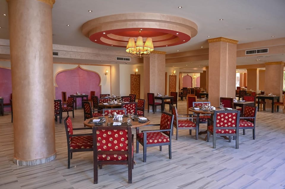 Restaurant/places to eat, Seating area, Dinner