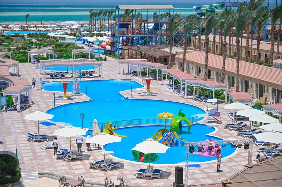 Property building, Spring, Day, Natural landscape, Bird's eye view, View (from property/room), Aqua park, Pool view, Sea view, Swimming pool, sunbed