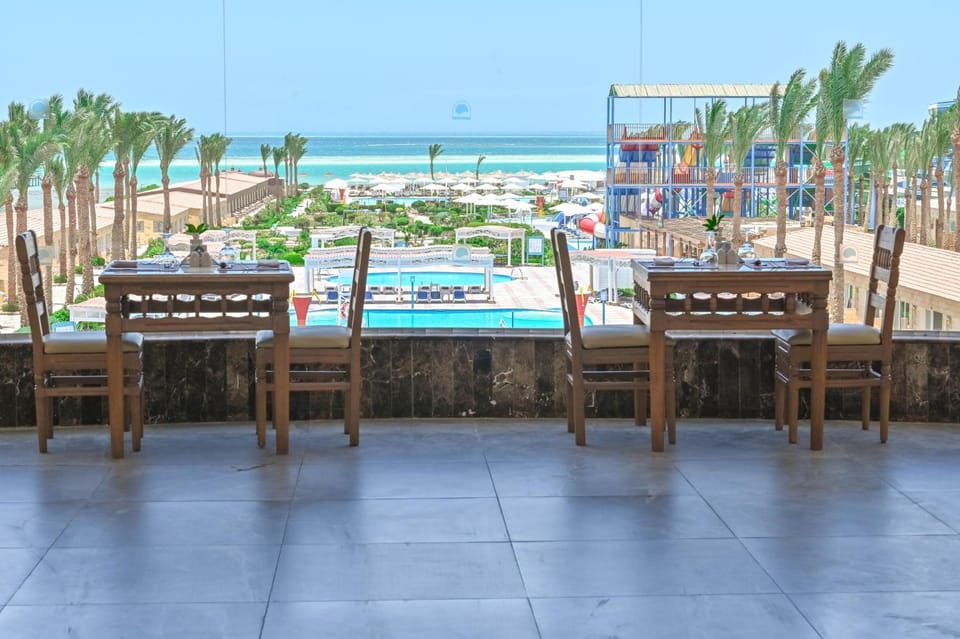Restaurant/places to eat, Day, Pool view, Sea view, Breakfast, Lunch