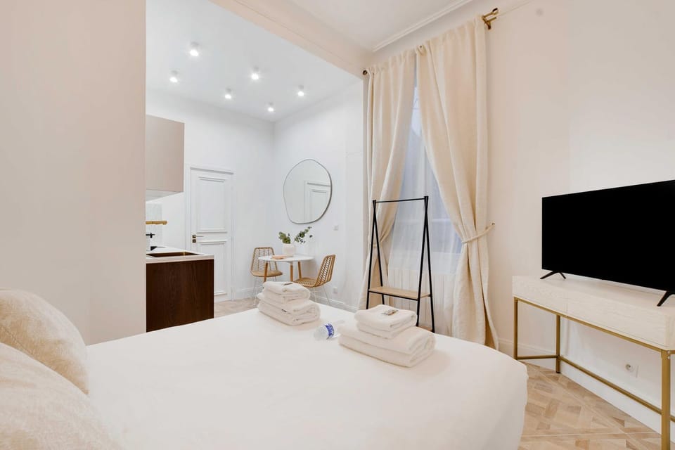 Bed, towels