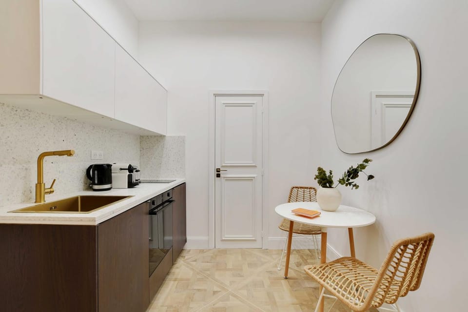 Kitchen or kitchenette, Dining area