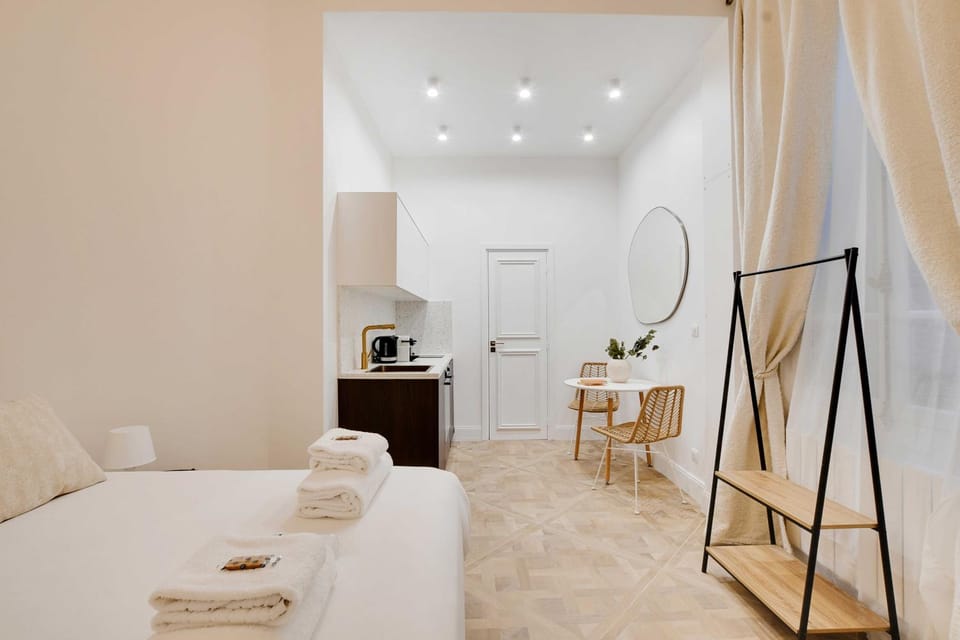 Bed, towels