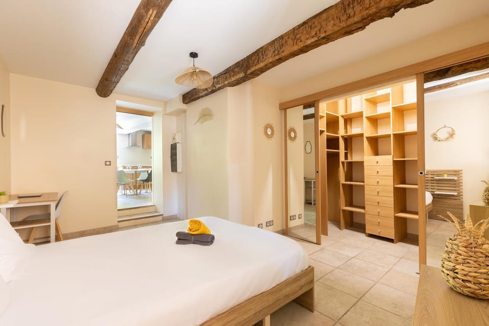 Bedroom, towels, wardrobe