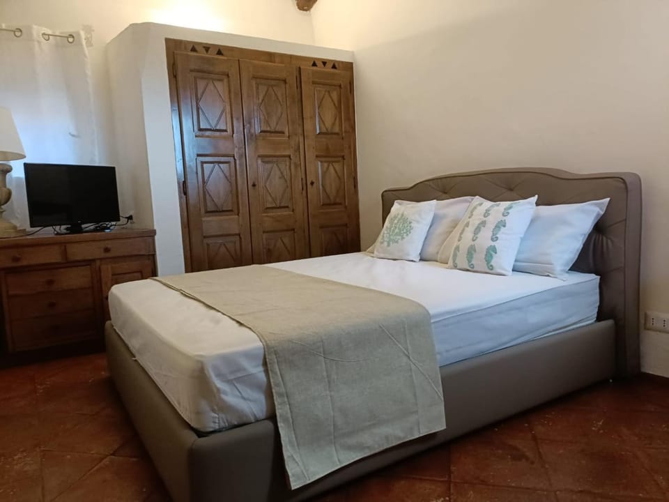 Bed, TV and multimedia, Photo of the whole room, Bedroom, wardrobe