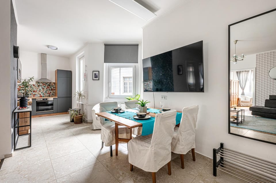 Communal lounge/ TV room, TV and multimedia, Kitchen or kitchenette, Dining area