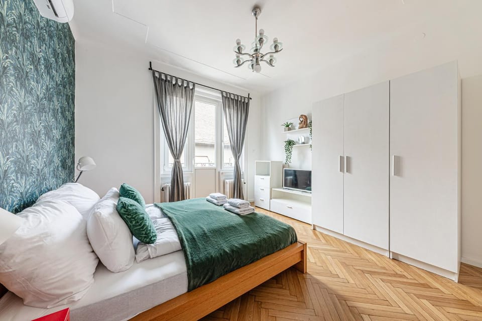Bed, Photo of the whole room, wardrobe