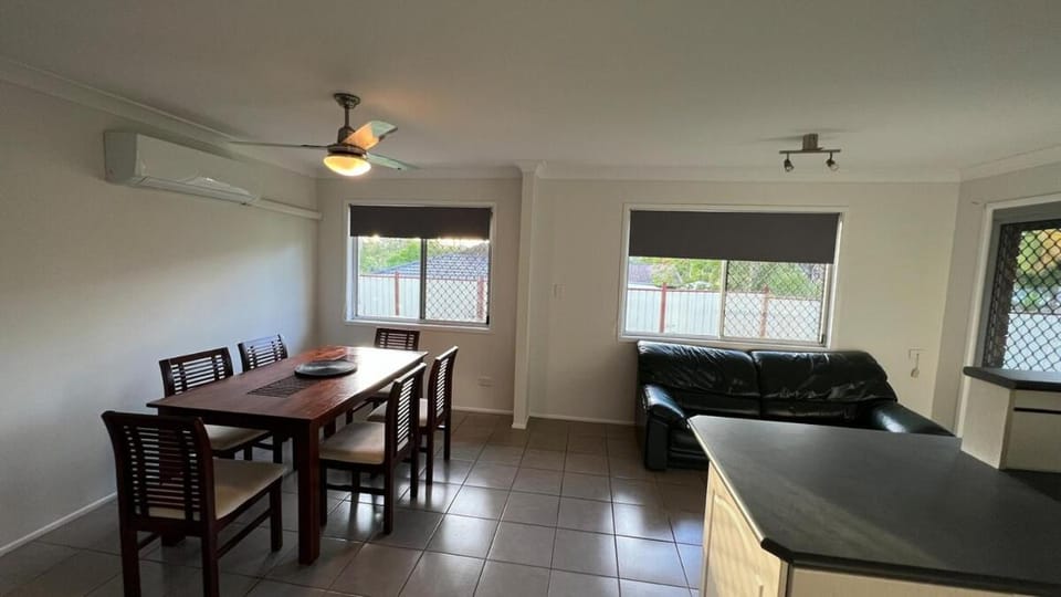 3 Bed House free parking,Master with AC House in Brisbane