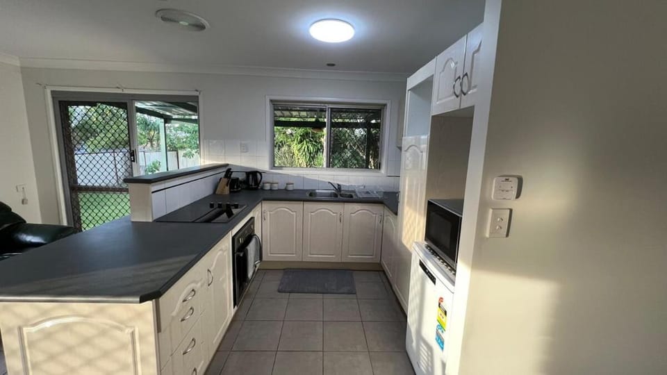 3 Bed House free parking,Master with AC House in Brisbane