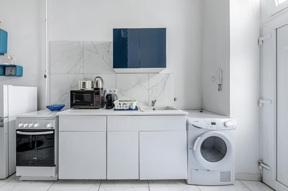 Coffee/tea facilities, Kitchen or kitchenette, oven, stove, toaster, washing machine