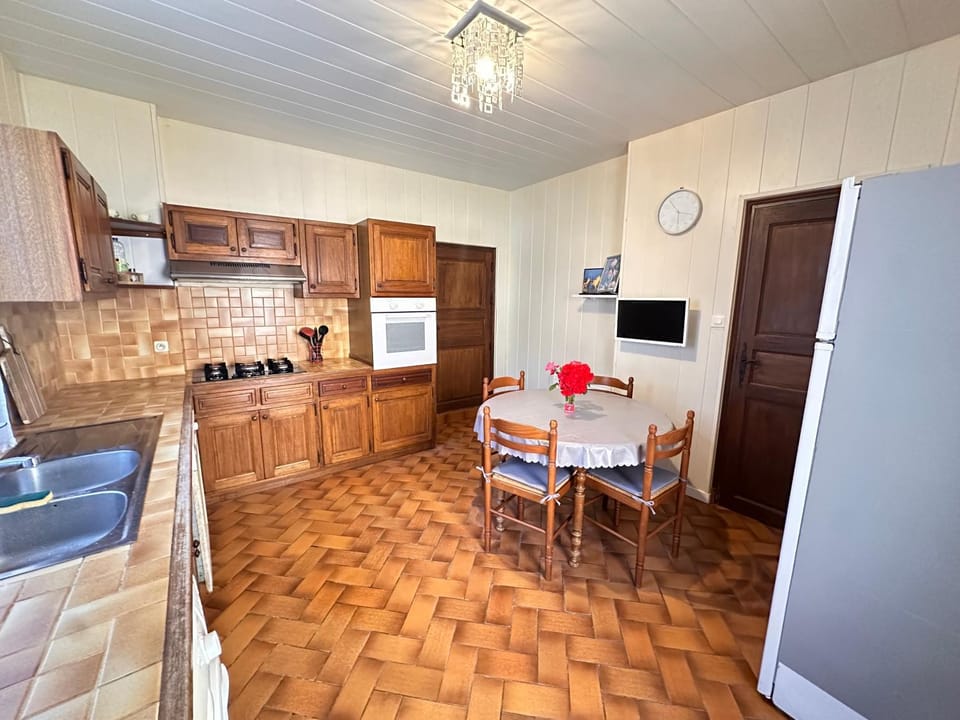 Kitchen or kitchenette, Dining area, oven, stove