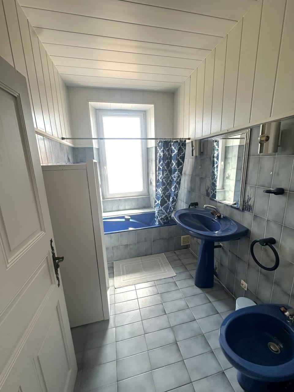 Bathroom, Bath, towels