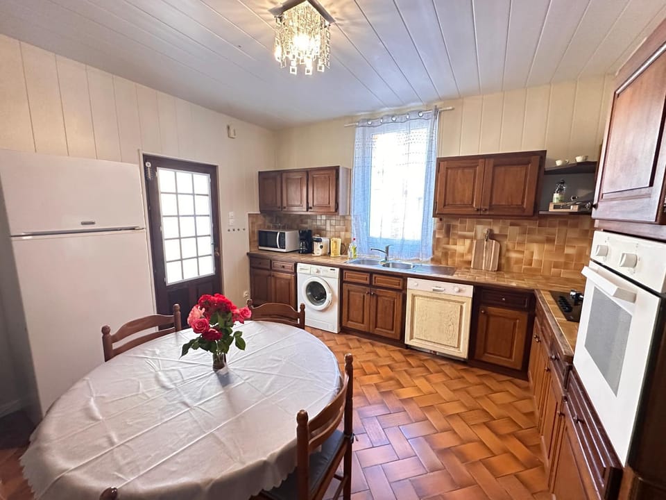 Kitchen or kitchenette, Dining area, dishwasher, oven, stove, toaster, washing machine
