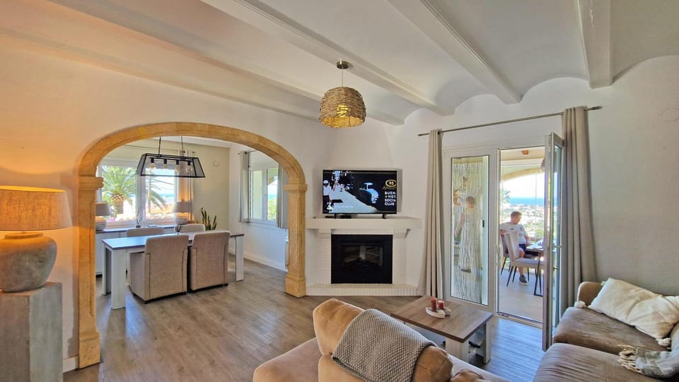 TV and multimedia, Living room, Lobby or reception, Other, Dining area, Entertainment