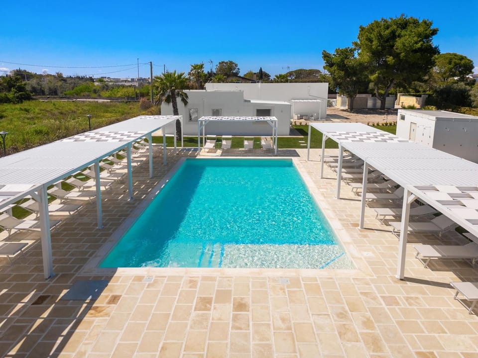 Swimming pool, sunbed