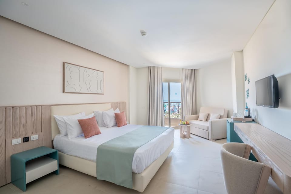 Bed, TV and multimedia, Photo of the whole room, Seating area, Bedroom, Pool view