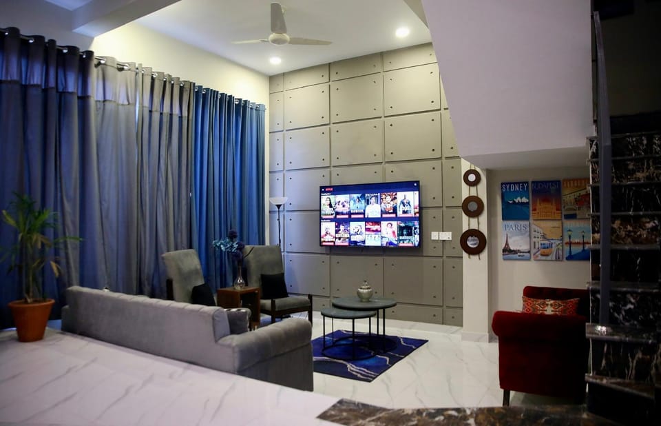 Communal lounge/ TV room, TV and multimedia, Living room, Seating area, Evening entertainment