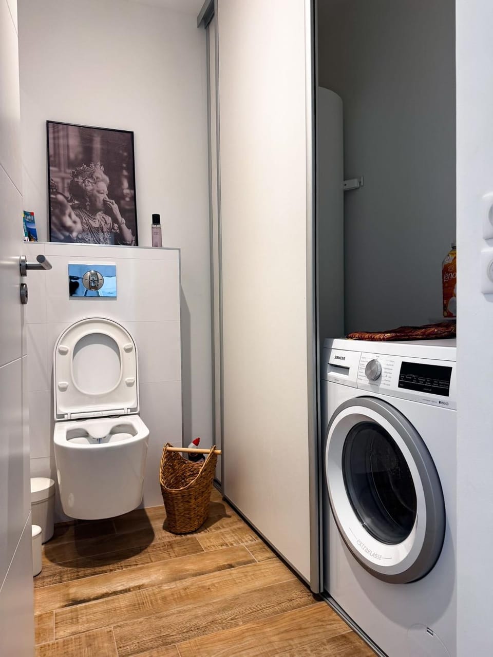 Bathroom, washing machine