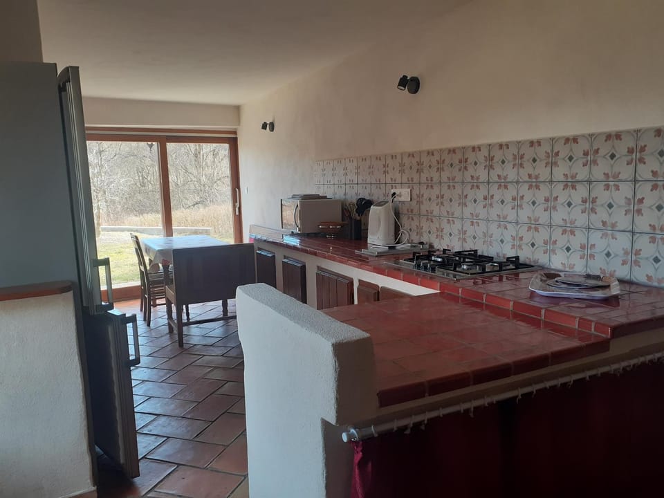 Coffee/tea facilities, Kitchen or kitchenette, Dining area, stove