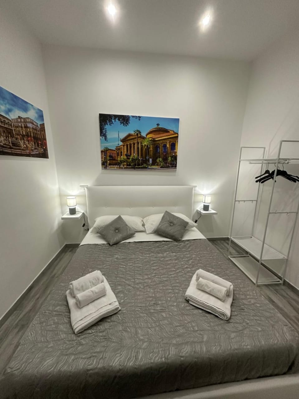 Bed, Bedroom, towels