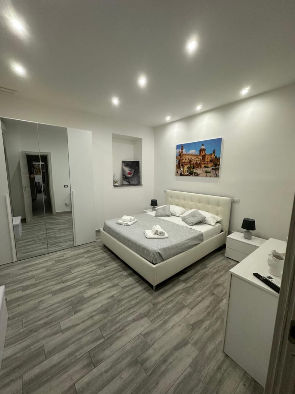 Bed, TV and multimedia, Photo of the whole room, Bedroom, towels