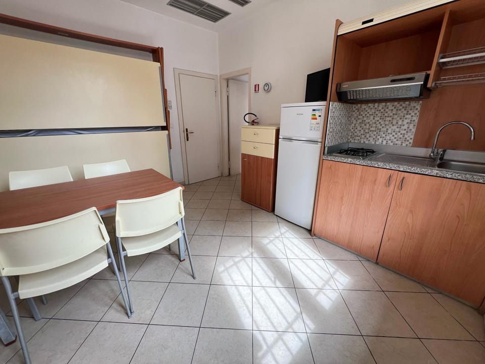 TV and multimedia, Kitchen or kitchenette, Dining area, stove