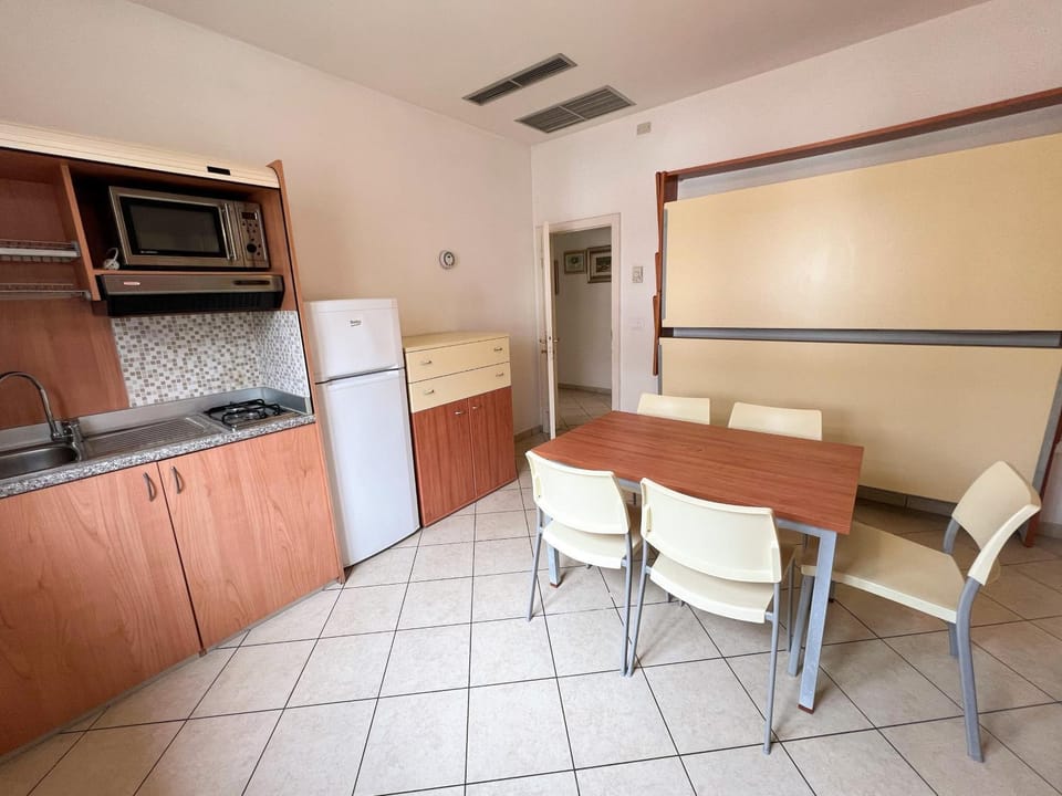 Kitchen or kitchenette, Dining area, stove