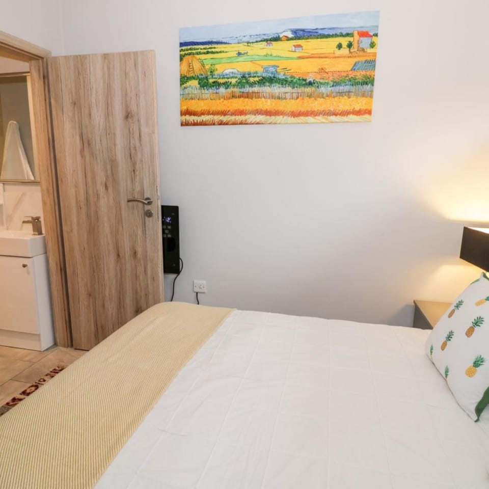 Entire cottage close to Coventry City Centre with 4 en suite bedrooms and gated parking House in Coventry