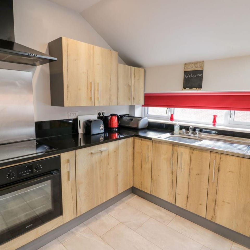 Entire cottage close to Coventry City Centre with 4 en suite bedrooms and gated parking House in Coventry