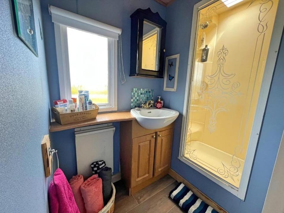 Shower, Bathroom, towels