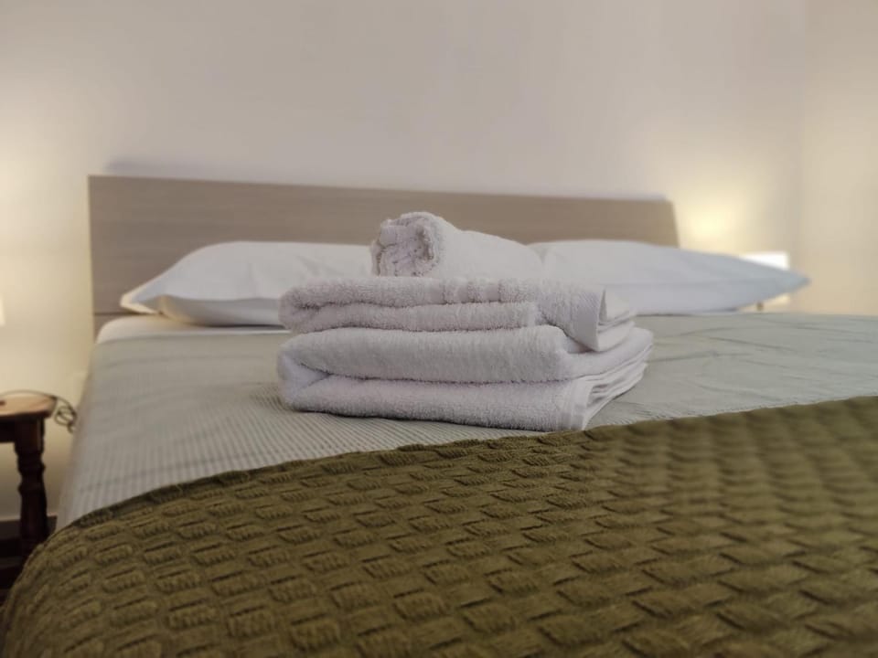 Bed, Bedroom, towels