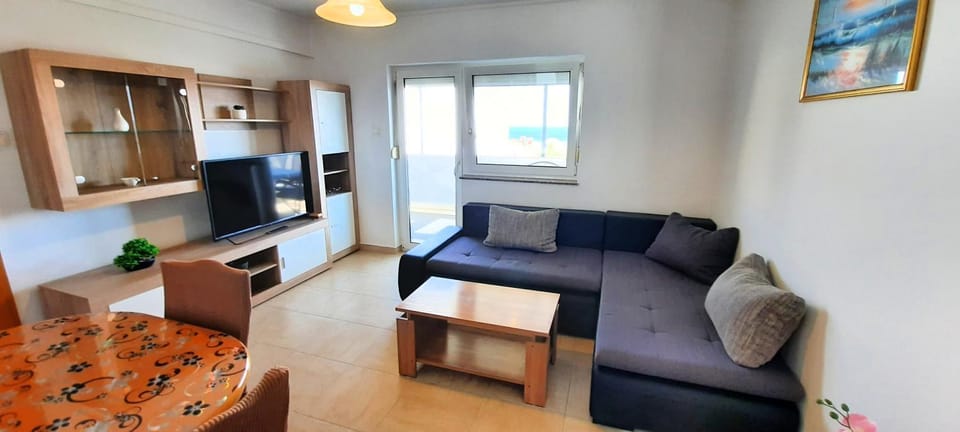 Communal lounge/ TV room, TV and multimedia, Living room, Seating area, Dining area