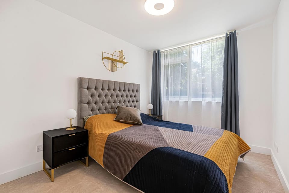 2 BR flat with parking by Eltham palace and 3 min walk to Mottingham station Apartment in London